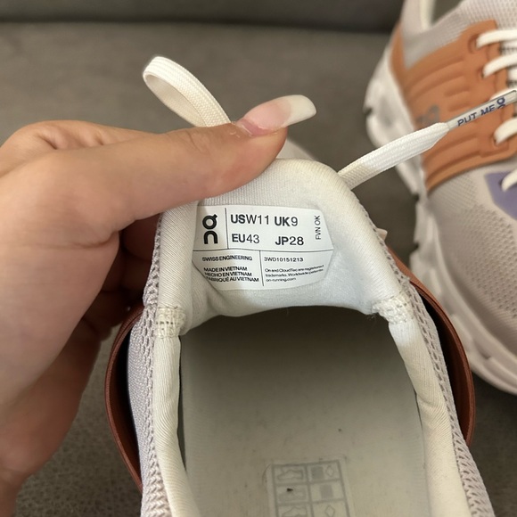 🤍💜OnCloud Sneakers 💜🤍 - Picture 5 of 5